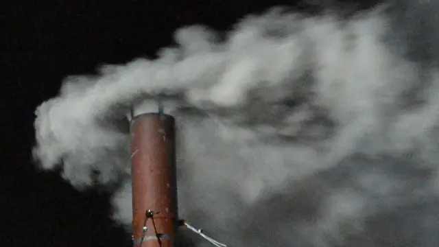 
Beli dim iz dimnjaka Sikstinske kapele označava da je izabran novi papa
