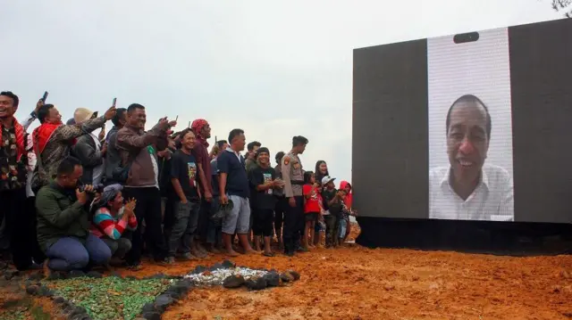 Warga Karo berbincang dengan Presiden Joko Widodo.