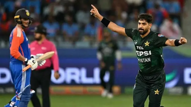 आशिया कप 2025 च्या सुपर 4 सामन्यात भारताचा कर्णधार सूर्यकुमार यादवला बाद केल्यानंतर पाकिस्तानचा हारिस रऊफ (उजवीकडे) आनंद साजरा करताना