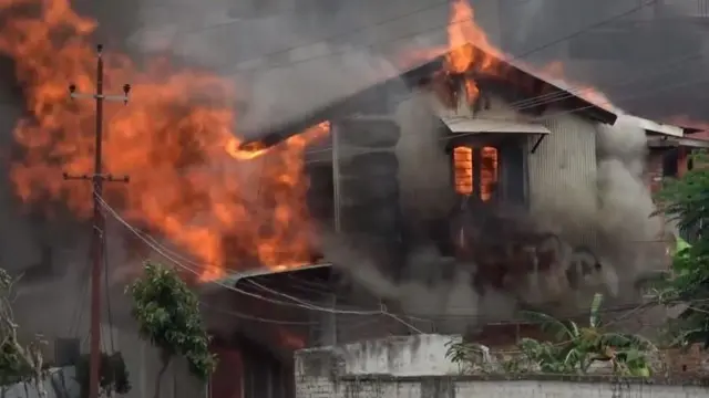 মে মাসের তিন তারিখ থেকে উত্তর পূর্বাঞ্চলীয় রাজ্য মণিপুরে শুরু হয় জাতিগত সংঘর্ষ।