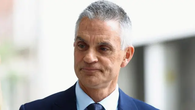 紺色のジャケットを着てネクタイを締めたティム・デイヴィー会長（2022年4月28日撮影）