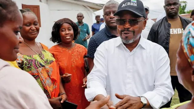 Alain-Claude Bilie-By-Nze, dernier premier ministre du président déchu Ali Bongo, est le principal rival du chef du coup d'État.