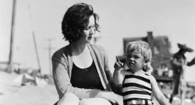 Sepanjang hidupnya, Marilyn Monroe menuturkan dalam berbagai kesempatan mengenai kesulitan yang dia hadapi semasa kanak-kanak. DIa tidak mengenal ayahnya dan ibunya dikurung di rumah sakit jiwa.