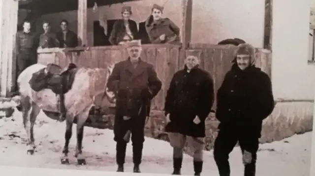 Британски официри у сељачким оделима