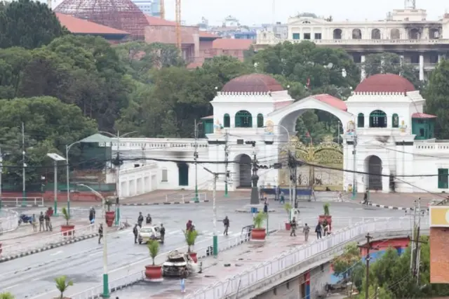 सिंहदरबारको मूलढोकाअगाडि सुरक्षामा खटिएका नेपाली सेना