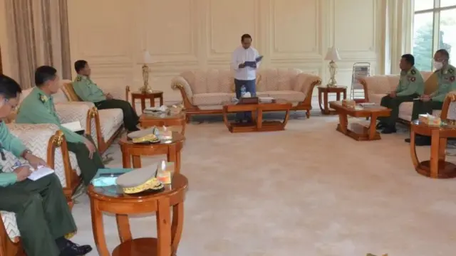 ၂၀၂၁ ဖေဖော်ဝါရီလ ၁ ရက်နေ့က ယာယီသမ္မတဦးမြင့်ဆွေ စစ်တပ် ခေါင်းဆောင်တွေကို အာဏာလွှဲနေစဥ်