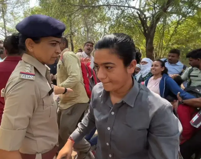 બીબીસી ગુજરાતી, ગુજરાત, ગુજરાતમાં નોકરી માટે આંદોલન, આંદોલન, કાયમી નોકરી,