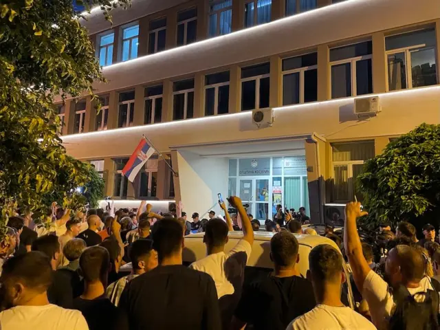 Stanovnici Kosjerića ispred zgrade opštine