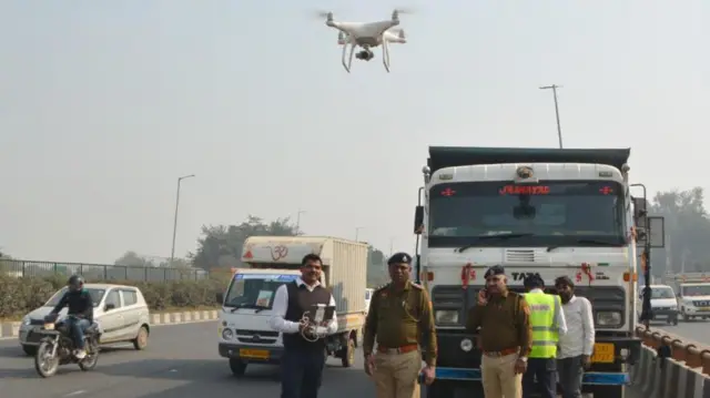 दिल्ली से सटे हरियाणा के गुरुग्राम में पुलिस ट्रैफिक संचालन के लिए ड्रोन का इस्तेमाल करती है