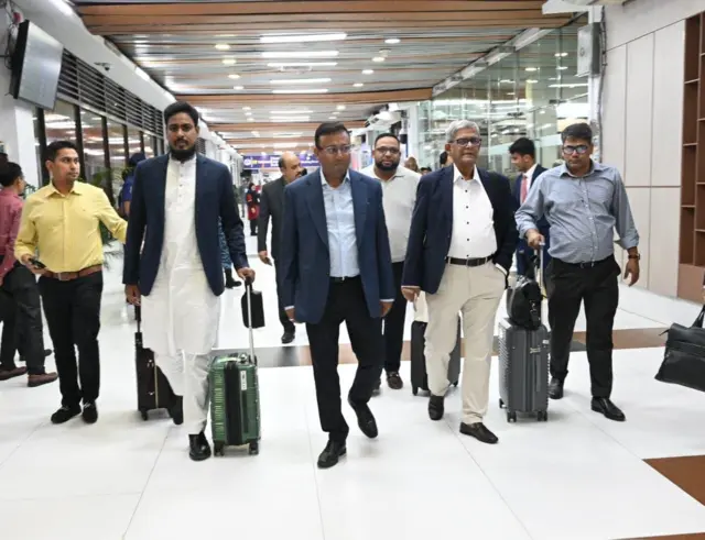 প্রধান উপদেষ্টার যুক্তরাষ্ট্র সফরে সঙ্গী হওয়া রাজনৈতিক নেতারা বিমানবন্দরে 