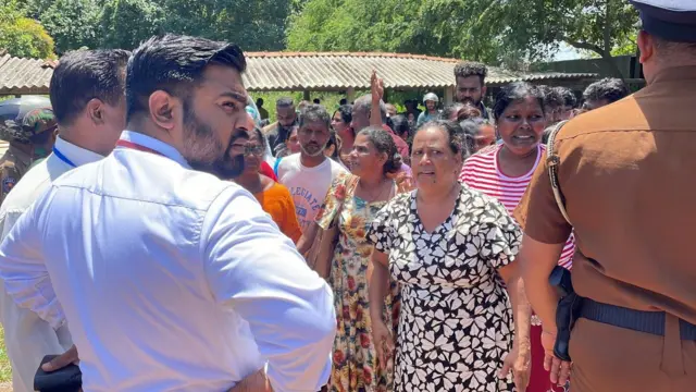මානව හිමිකම් නිලධාරීන් ජූලි 06 වෙනිදා මීගමුව බන්ධනාගාරය අසල සිට රැඳවියන්ගේ ඥාතින් හමුවූ අවස්ථාව