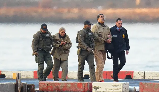 Nicolás Maduro y su esposa Cilia Flores rodeado por policías estadounidenses