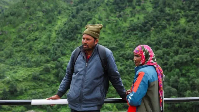 पहिरोमा बेपत्ता आफन्तको पर्खाइमा वीर सिंह र उनकी श्रीमती काली देवी