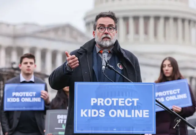 El exdirectivo de Meta, Arturo Béjar, frente al Congreso de EE.UU. en un podio que dice: Protejamos a los niños.