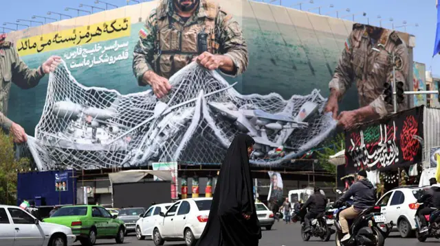 Una pancarta instalada en la plaza de la Revolución de Irán que avisa que el estrecho de Ormuz será zona para cazar a estadounidenses.