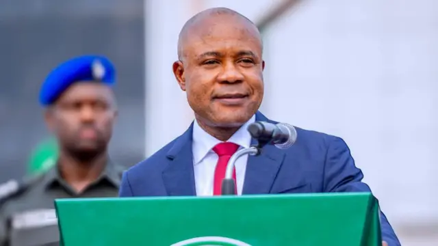 Gọvanọ Peter Mbah ka ọ nọ n'ihu igwe e ji ekwu okwu na-agbasa ozi.