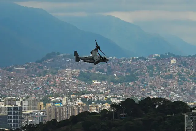 Un avión US Bell Boeing V-22 Osprey sobrevolando en Caracas
