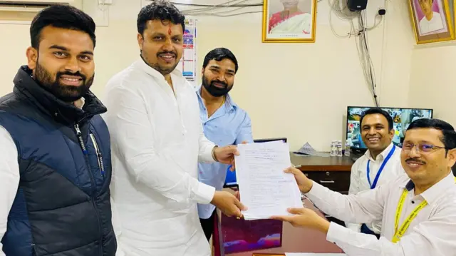 मूळचे भाजपाचे असलेले अमोल बालवडकर आता अजित पवारांच्या 'राष्ट्रवादी'तर्फे अर्ज भरतांना.