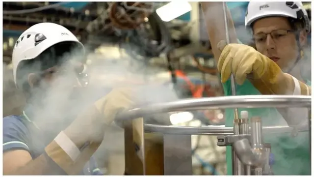 Ba enjeniyeri bongera helium muri 'system' ituma antimatter iguma mu bukonje bwo munsi ya -270C, hafi y'igipimo cyo hasi gishoboka cy'ubukonje