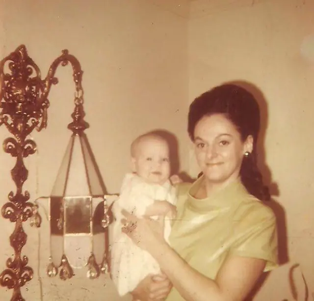 A mãe adotiva de Val, com a bebê nos braços