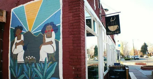 የካፌው ግድግዳዎች በተለያዩ ሥዕሎች የተዋቡ ናቸው