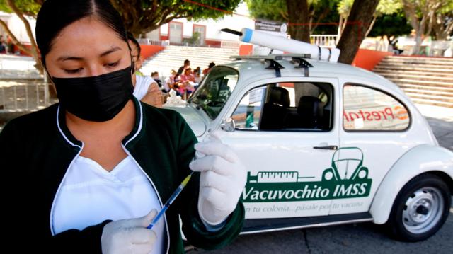 ভ্যাকসিনের শিশি হাতে একজন নারী