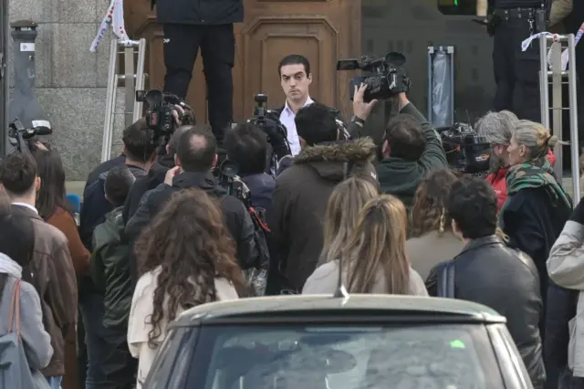 Multidão em frente a um tribunal na Espanha