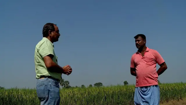 बीबीसी संवाददाता के साथ किसान अमिय धाड़ा