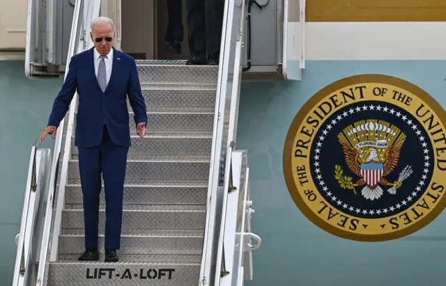 Air Force One လေယာဥ်ပေါ်ကနေ ဆင်းလာတဲ့ သမ္မတ ဘိုင်ဒန် 