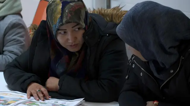 افغان کډوالې مېرمنې د سواد زده کړې په یوه ټولګي کې