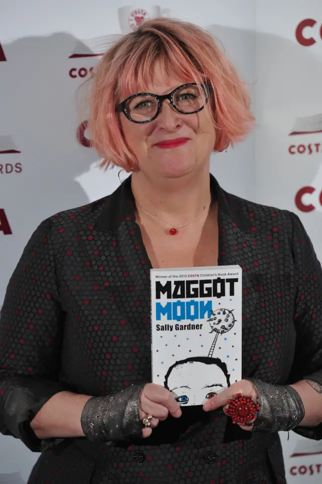 Британська письменниця Саллі Ґарднер позує зі своєю книжкою Maggot Moon під час прибуття на церемонію вручення премії Costa Book Awards у Лондоні 29 січня 2013 року