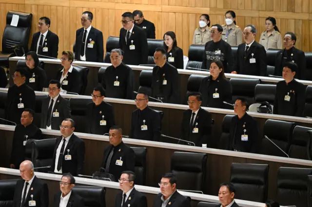สว. สิทธิกร ธงยศ (คนที่ 2 จากซ้ายมือ ในแถว 2) ระหว่างการประชุมรัฐสภา