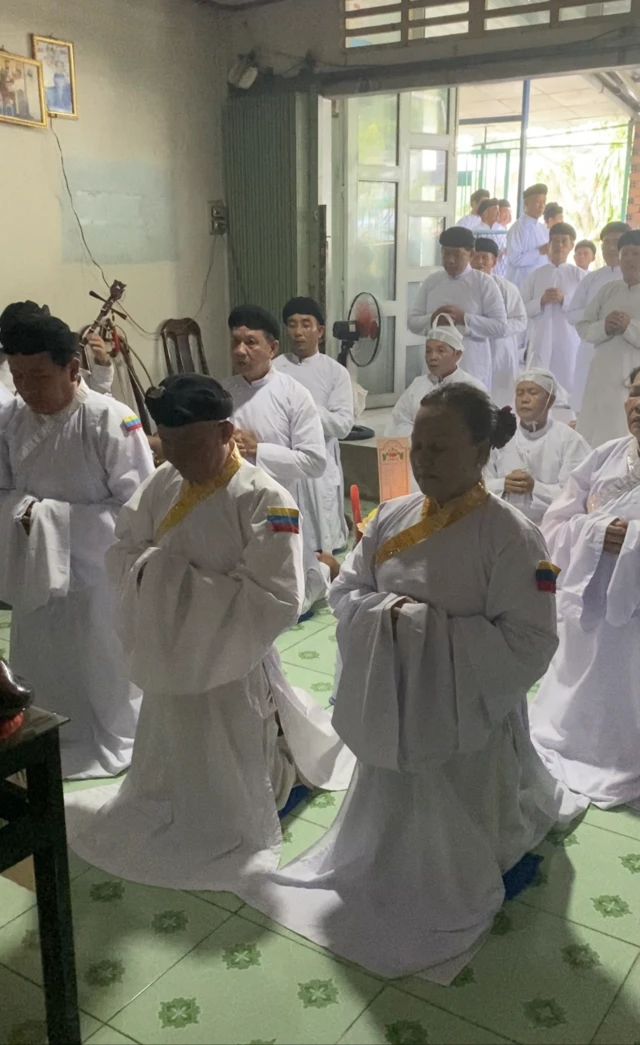 Bà Nguyễn Xuân Mai và các tín đồ Cao Đài Chơn Truyền 1926 làm lễ