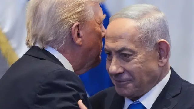 الرئيس الأمريكي دونالد ترامب يهمس في إذن رئيس الوزراء الإسرائيلي بنيامين نتنياهو داخل البرلمان الإسرائيلي (الكنيست)