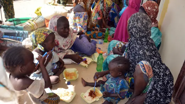 Aworan awọn eeyan to n jeun