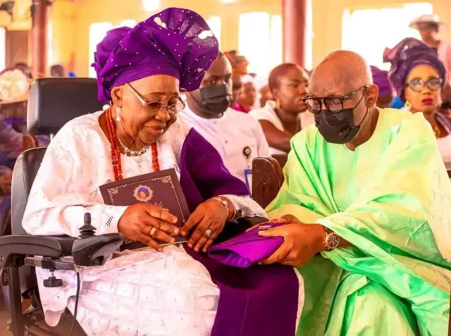  Akeredolu ati iya rẹ.