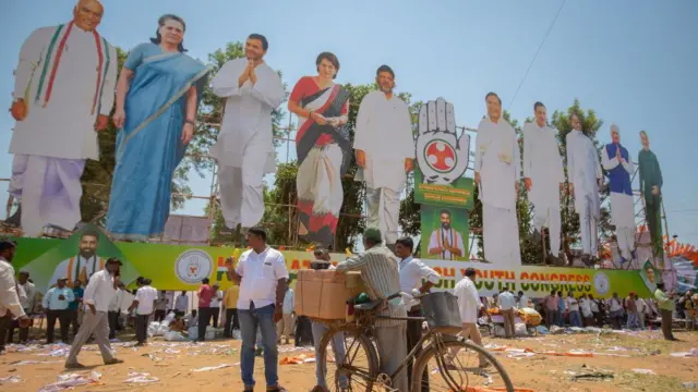 কর্নাটকে কংগ্রেসের একটি জনসভার মাঠে নেতা-নেত্রীদের কাট আউট