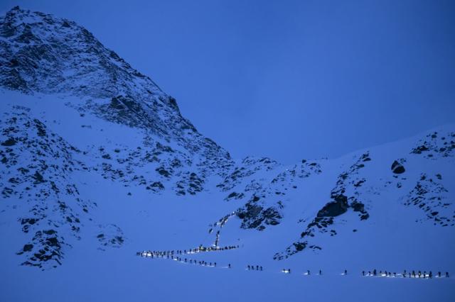 شرکت‌کنندگان از دامنه کوه بالا می‌روند