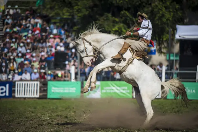 Um cavaleiro anda a cavalo durante a celebração da Semana Crioula no Uruguai