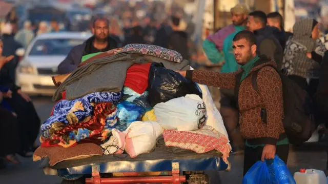 نازح في قطاع غزة يعود إلى منزله 