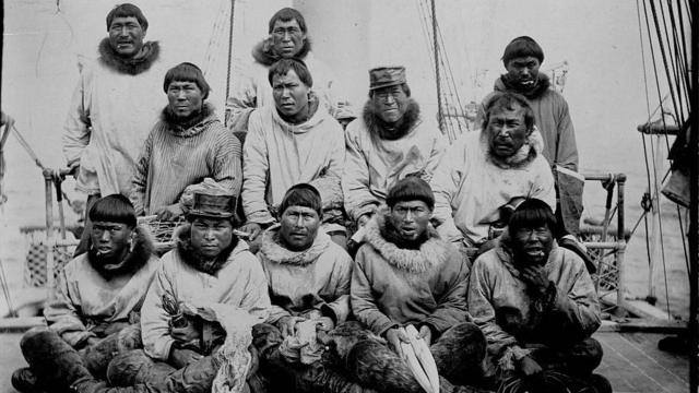 Un grupo de doce esquimales que han llegado a bordo de un barco en King Island, en el estrecho de Bering. alrededor de 1898.