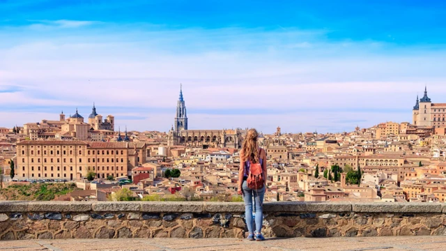 سيدة تقف في مدينة سياحية