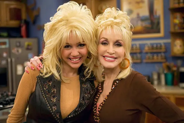 Myley Cyrus y Dolly Parton durante el rodaje de Hannah Montana.