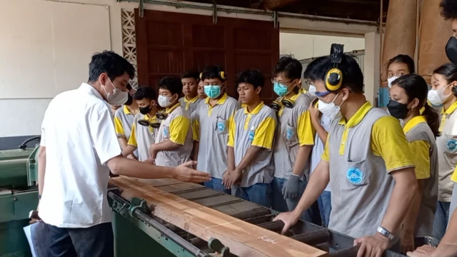 SMK PIKA Semarang, kursi Paus