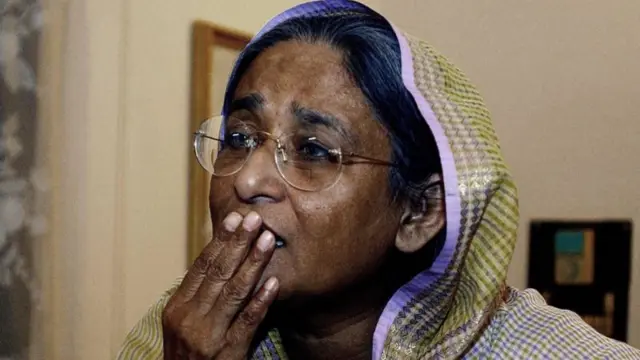 ঘটনার পরের দিন শেখ হাসিনা যখন সাংবাদিকদের সঙ্গে কথা বলেন, তখনও তিনি হত-বিহ্বল।