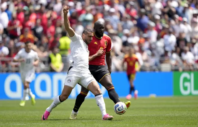 مدافع المنتخب المصري يحاول قطع الكرة من لوكاكو