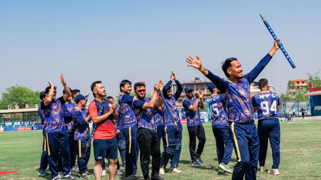 ललितनारायण राजवंशी आफ्नो टोलीसँग खुशी मनाउँदै