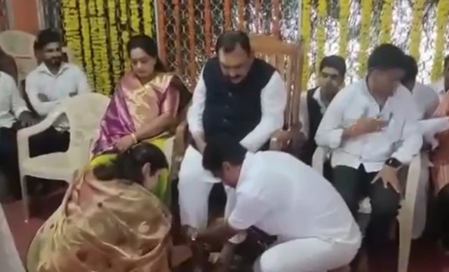 राज्य महिला आयोगाच्या माजी अध्यक्षा रुपाली चाकणकर आरोपी अशोक खरातचे पाय धुत असल्याचा व्हीडिओ सुषमा अंधारे यांनी पोस्ट केला होता.