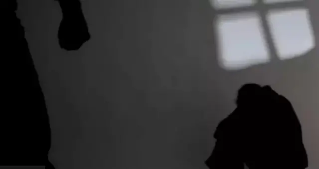 Психолог: Балам, эгерде сени бирөө сенин жыныстык органдарыңа, көкүрөгүңө же оозуңа, кулактарыңа кол тийгизип же өпсө ички кийимдериңе колун салса, дароо мага айт деш керек