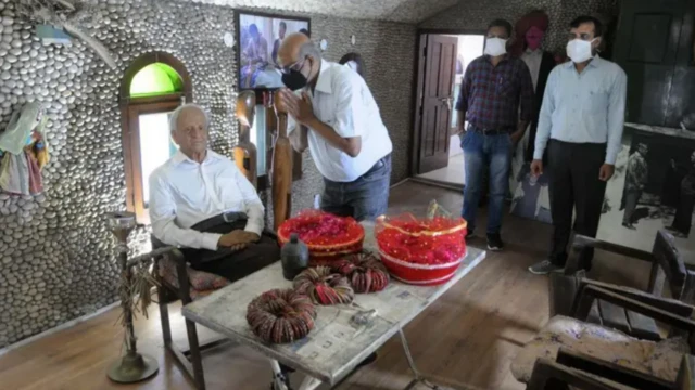 ਨੇਕ ਚੰਦ ਦੀ ਮੂਰਤੀ ਦੇ ਨਾਲ ਉਨ੍ਹਾਂ ਦਾ ਪਰਿਵਾਰ